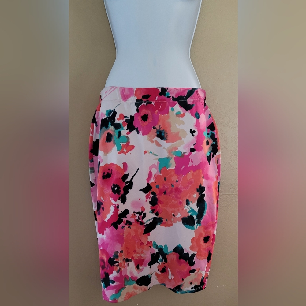 Floral pencil skirt. So cute!